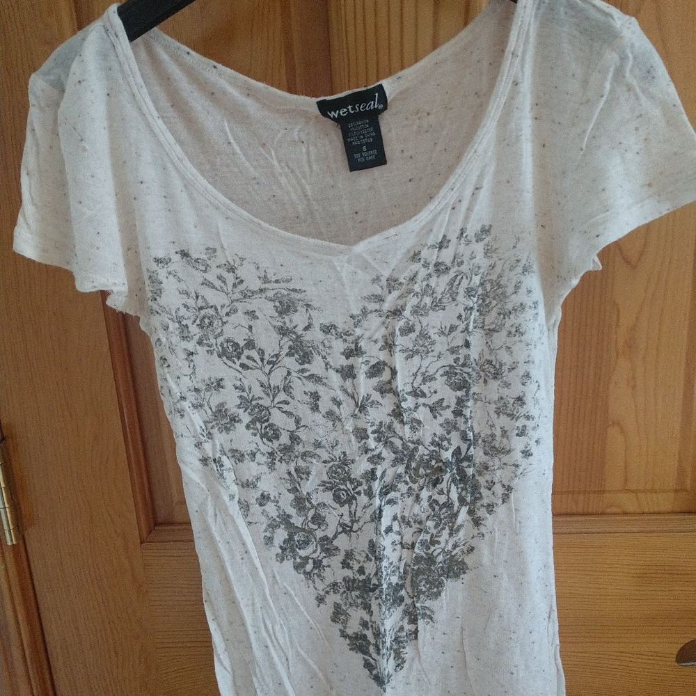 🌼3/$25 Wet Seal flower heart tee